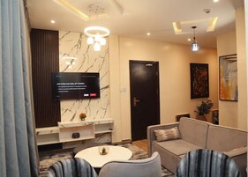 Apartamento real, vista para a cidade | Área de estar