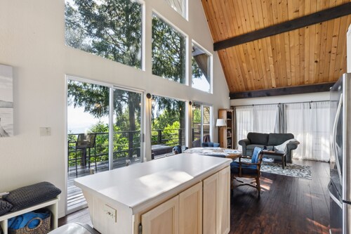 Warm and Cozy Mountain and Lake View Haven by RedAwning