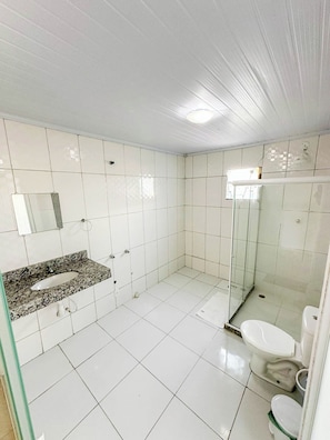 Habitación familiar | Baño | Ducha, toallas, jabón y papel higiénico