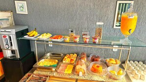 Free daily self-serve breakfast - Pousada Novo Horizonte (Búzios)