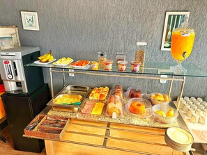 Free daily self-serve breakfast - Pousada Novo Horizonte (Búzios)
