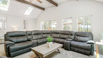 Televisión, chimenea, futbolito y estéreo