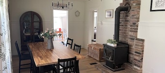 Cozy 4-bedroom cottage in enjoyable Elbe with WiFi on 16 wooded acres