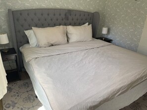 4 bedrooms, iron/ironing board, WiFi, bed sheets