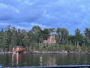 Regadera, secadora de cabello, toallas, jabón 