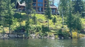 Suuri, useita kerroksia käsittävä mökki, jonka keskellä kohoaa huomiota herättävä torni. Sen ympärillä on tiheä metsä ja vesistö.