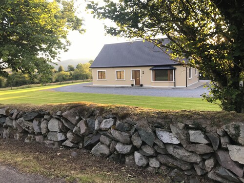 Charming 3-bedroom bungalow in Kenmare with WiFi access
