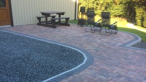 A patio area with a brick floor, a picnic table, and outdoor seating. - Charming 3-bedroom bungalow in Kenmare with WiFi access (Kenmare)
