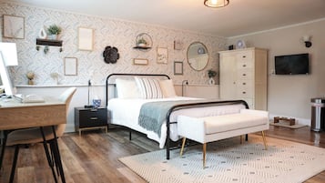 1 bedroom, desk, WiFi, bed sheets