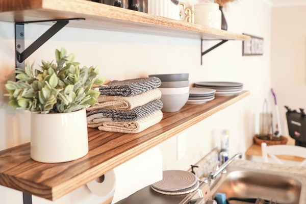 Geladeira, micro-ondas, cooktop, cafeteira/chaleira