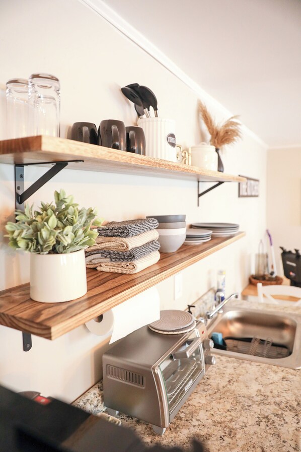 Jääkaappi, mikroaaltouuni, liesi, kahvin-/teenkeitin