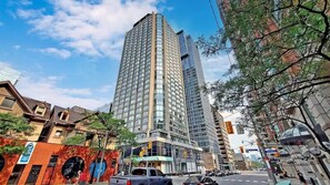 Exterior - Yorkville Executive Suite 1BD 1BTH TERRACE w private outdoor dining + couch (Toronto)