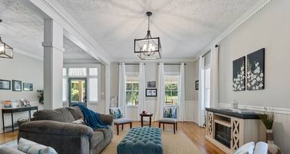 Boutique Hotel Centrally Located in Tellico Plains, The Cole Room 4C