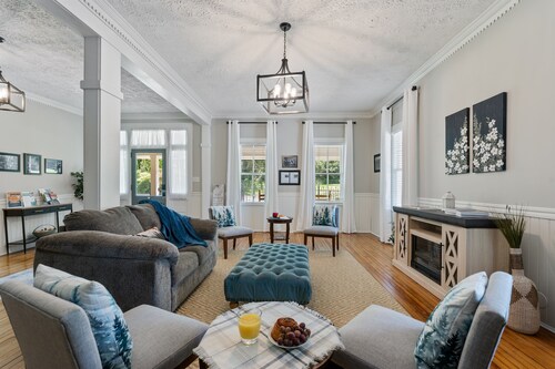 Historic Boutique Inn, The Byrum Room 2A, Downtown Tellico Plains