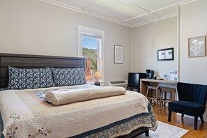 1 sovrum, skrivbord, strykjärn/strykbräda och gratis wi-fi