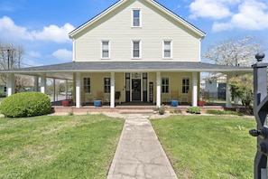 Exterior - Charming Inn as you Enter Cherokee National Forest, The Munz Room 6C (Tellico Plains)