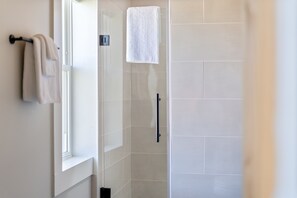 Een douche, een haardroger, handdoeken, zeep
