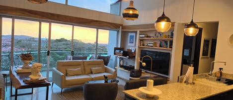 Smart-TV, Tischtennisplatte, Bücher, Musikbibliothek