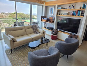 Smart-TV, Tischtennisplatte, Bücher, Musikbibliothek