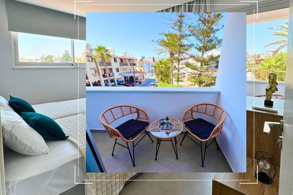 Een moderne hotelkamer met balkon, een bed en uitzicht op de stad.
