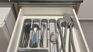 Apartemen Deluks, balkon, pemandangan kota | Dapur pribadi | Lemari es kecil, kompor, mesin espresso, dan mesin pembuat kopi/teh