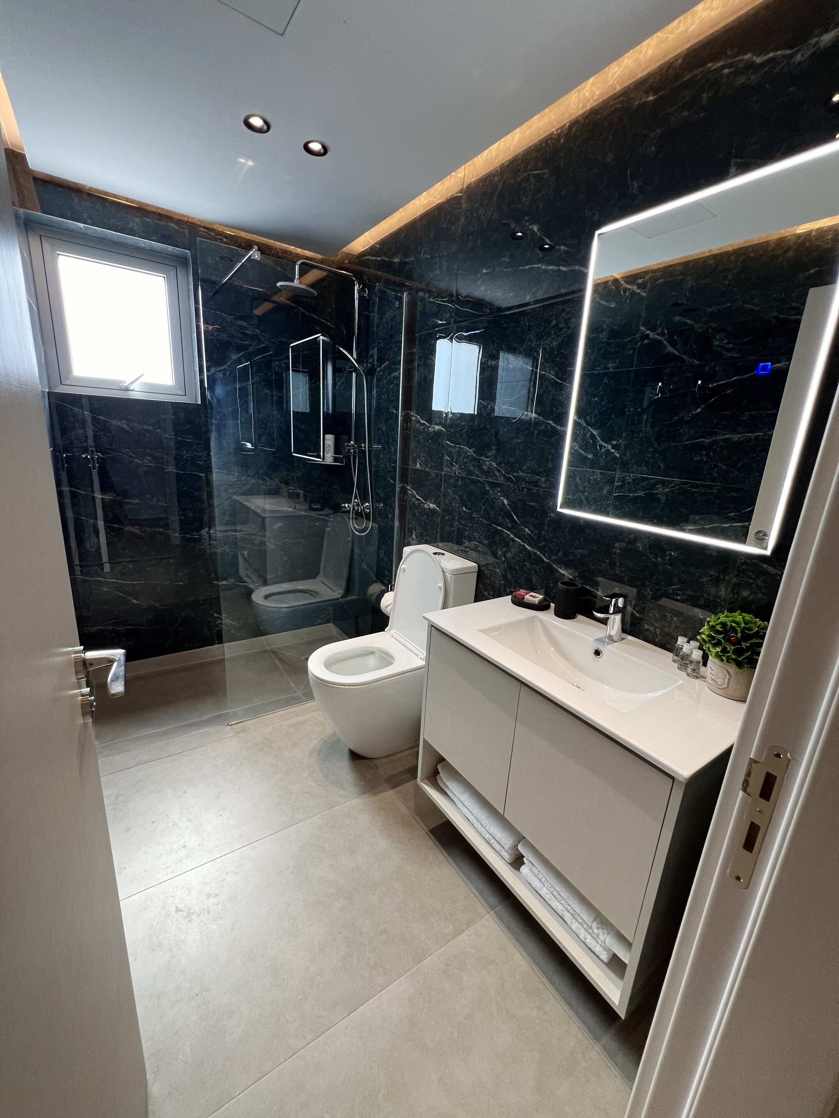 Superior appartement, balkon, uitzicht op stad | Badkamer | Een douche, gratis toiletartikelen, een haardroger, pantoffels
