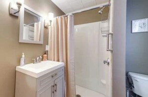 Hair dryer, towels, soap, shampoo - NEW! Cozy Auburn Home: Deck+Yard

 (Auburn)