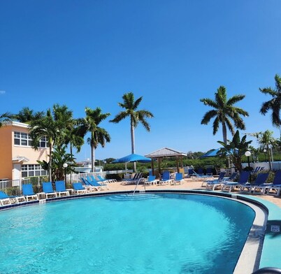 Serenity Sands at Barefoot Beach: Beach Bliss Awaits, Charming 2 bedroom condo