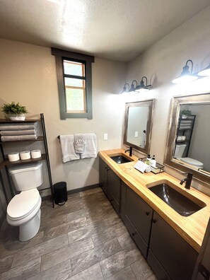 Secador de pelo, toallas, jabón y champú