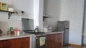 Une cuisine moderne équipée d’une cuisinière, d’un four et d’un réfrigérateur.