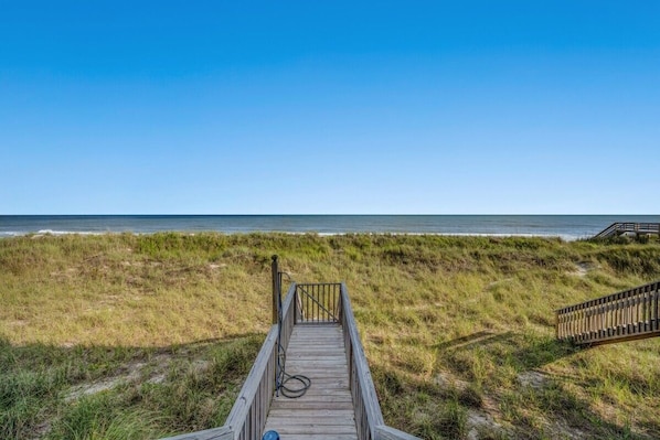 On the beach - 4-bedroom condo in brilliant North Myrtle Beach with AC, WiFi (North Myrtle Beach)