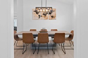 Dining -  - HIDDEN GEM - Spacious, minimal and clean! Legoland + Disney (Wahneta)