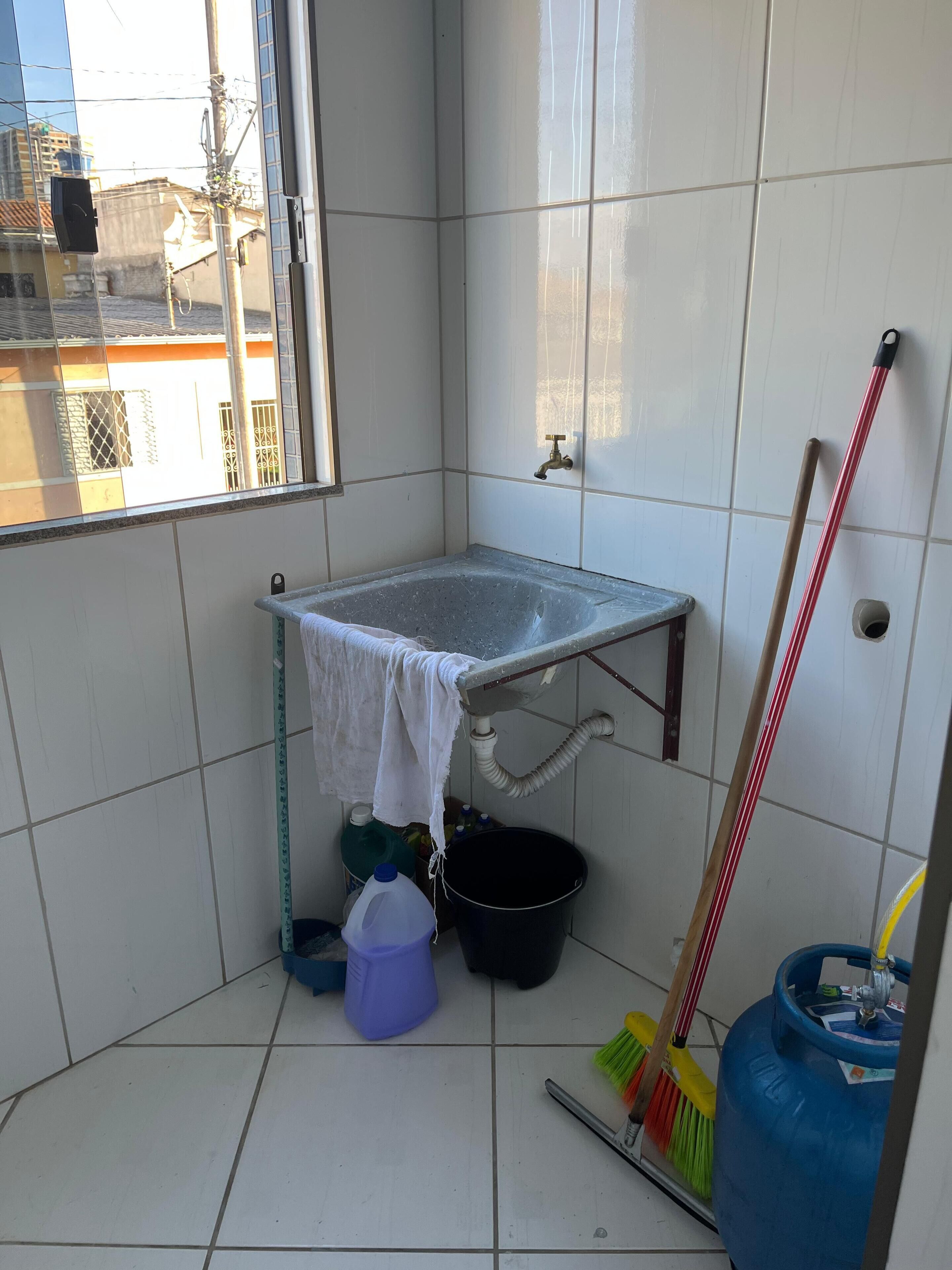 Secador de cabelo, toalhas de banho, sabonete, papel higiênico