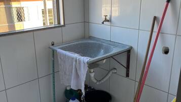 Secador de cabelo, toalhas de banho, sabonete, papel higiênico