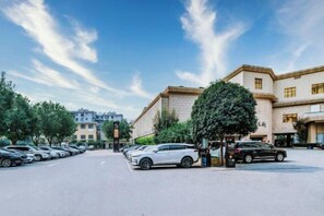 Free self parking - Bell Tower Hotel (Xi'an)