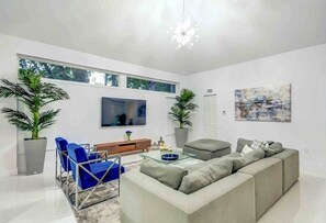 Smart TV - Luxury Retreat 5BR w/Heated Pool/Playground & BBQ (Cutler Bay)