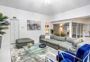 Smart TV - Luxury Retreat 5BR w/Heated Pool/Playground & BBQ (Cutler Bay)