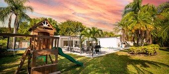Luxury 5BR Retreat w/Pool & Games in Miami