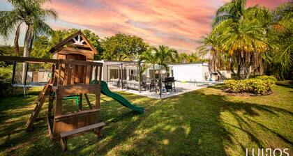 Luxury 5BR Retreat w/Pool & Games in Miami