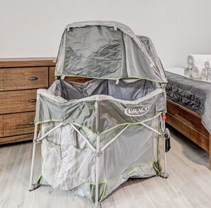 5 bedrooms, iron/ironing board, WiFi, bed sheets