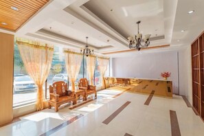 A spacious lobby with a reception desk, seating area, and large windows with curtains. - Jiayan Runguo Hotel (Danzhou Summer Square Branch) (Danzhou)