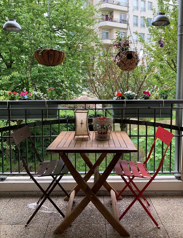 Outdoor dining - Charming Apartment in South Paris (Issy-les-Moulineaux)