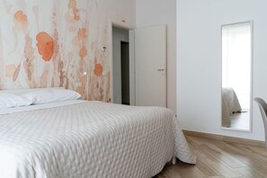 2 Schlafzimmer, Schreibtisch, Bügeleisen/Bügelbrett, WLAN