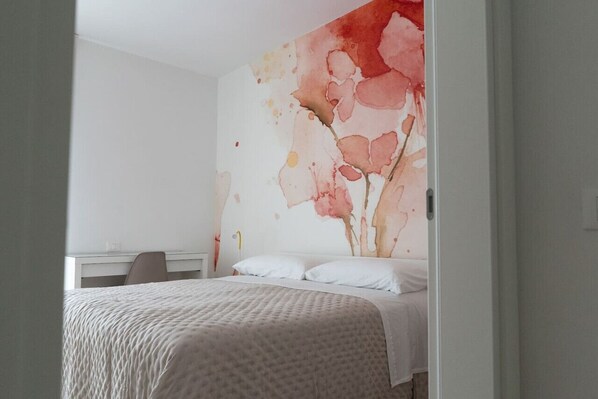 2 bedrooms, desk, iron/ironing board, WiFi