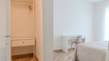 2 Schlafzimmer, Schreibtisch, BĂŒgeleisen/BĂŒgelbrett, WLAN