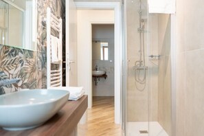 Een haardroger, handdoeken