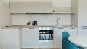 Een koelkast, een oven, een kookplaat, een vaatwasser