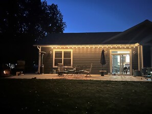 Outdoor dining - BEAUTIFUL lake front home with a private beach, dock and large yard (Grand Rapids)