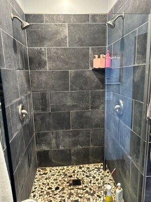 Jetted bath, hair dryer, towels, soap - BEAUTIFUL lake front home with a private beach, dock and large yard (Grand Rapids)