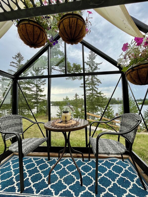 Outdoor dining - The Lake Suite at Bear Ridge on Beautiful Rainy Lake (International Falls)